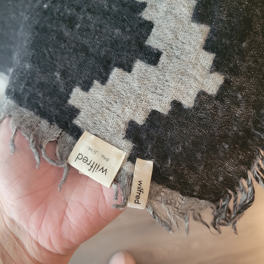 Aritzia Blanket Scarf - Picture 4 of 5